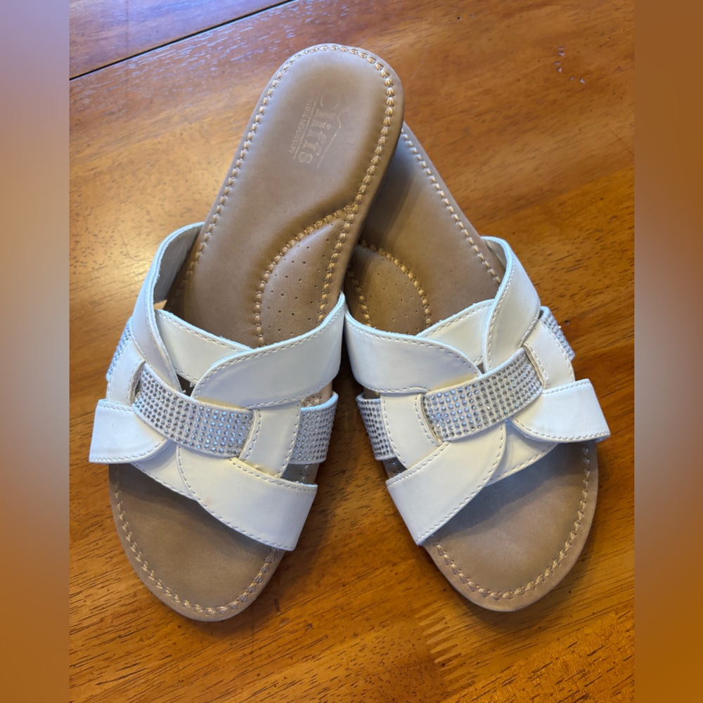 Cliffs by WHITE MOUNTAIN White and Tan Sandals with Bow - Picture 2 of 7